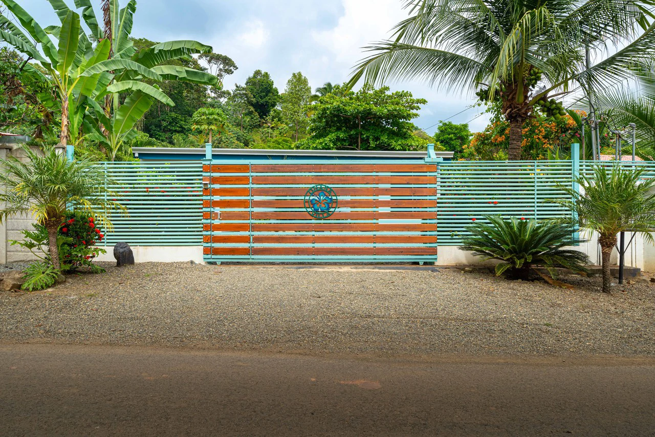 3 Bed Main Home with Two Rental Villas, Walk to Beach in Uvita! Fantastic Location! - Gallery image 7