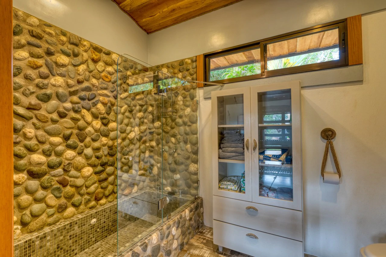 5 Bedroom Mountain Retreat Minutes from the Beach Platanillo Costa Rica - Gallery image 67