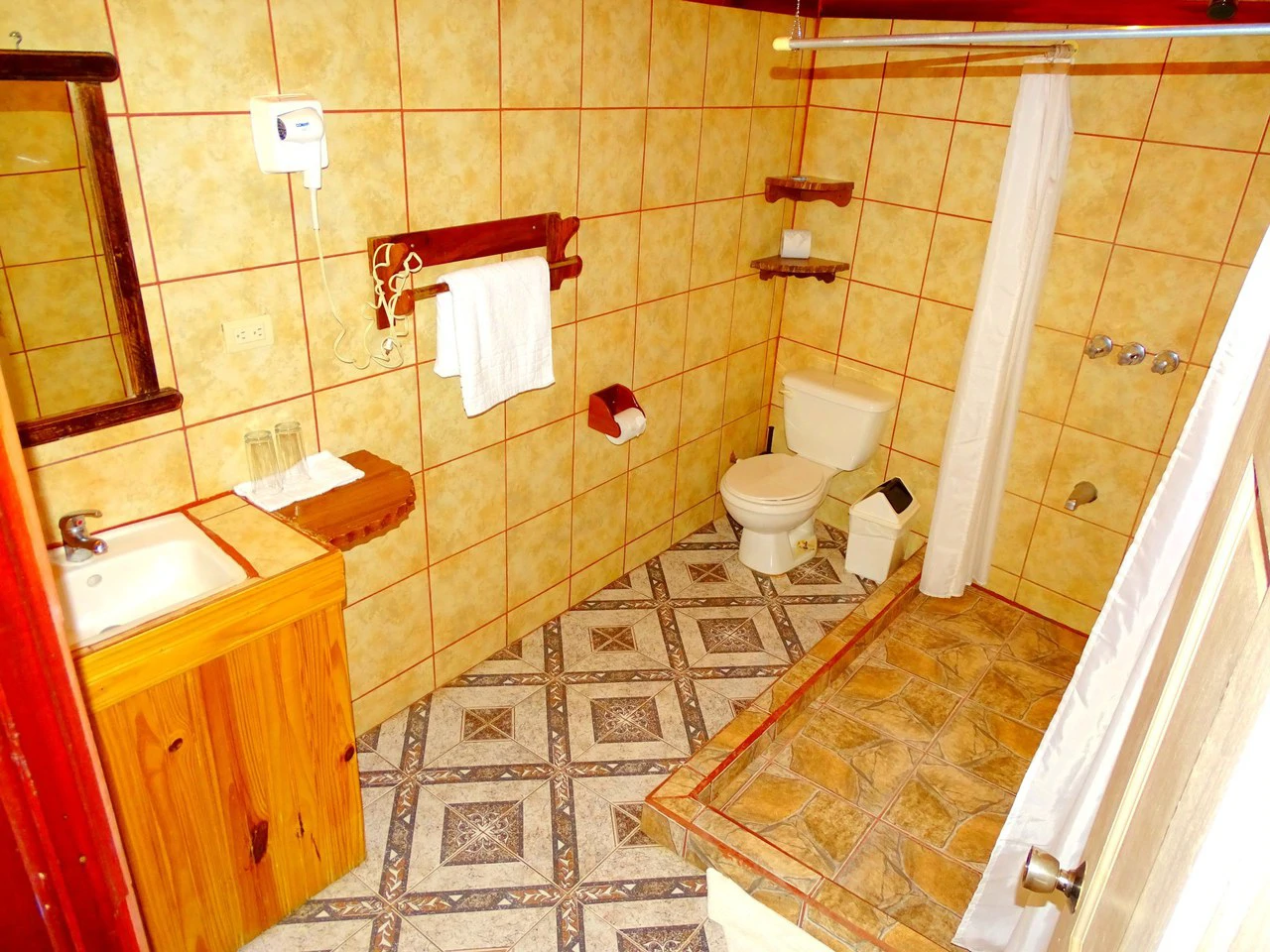 Unique Hotel in Monteverde. Cerro Plano.: Established 11-Room Hotel with Apartments in Monteverde – Prime Location & Proven Track Record - Gallery image 15