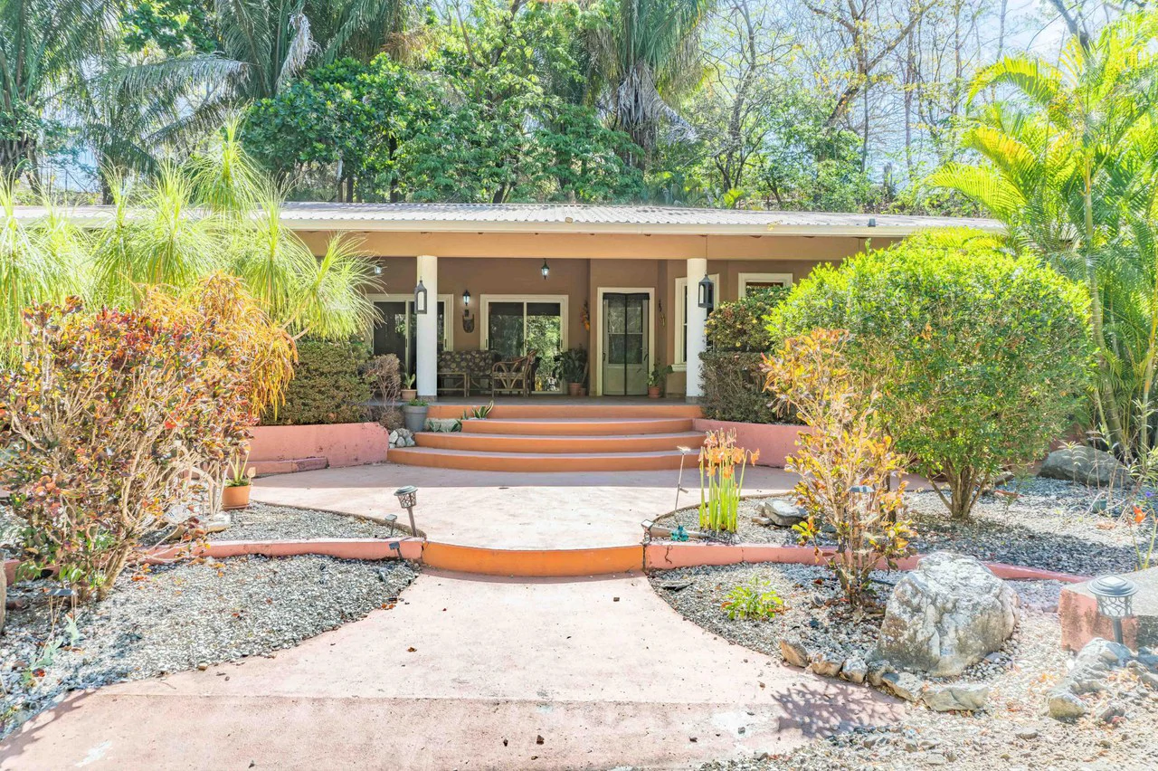 Casa Sereno: A Spacious Retreat Just Minutes From Town - photo 3