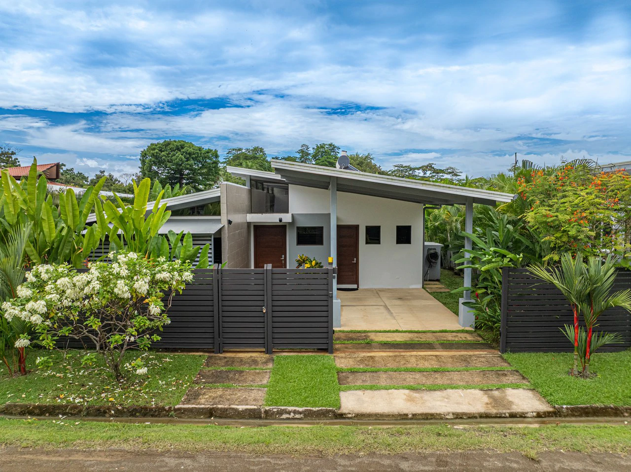 Uvita Home in Jardines del Sol with Private Pool and Dual Suites: Near the Coast House For Sale in Uvita