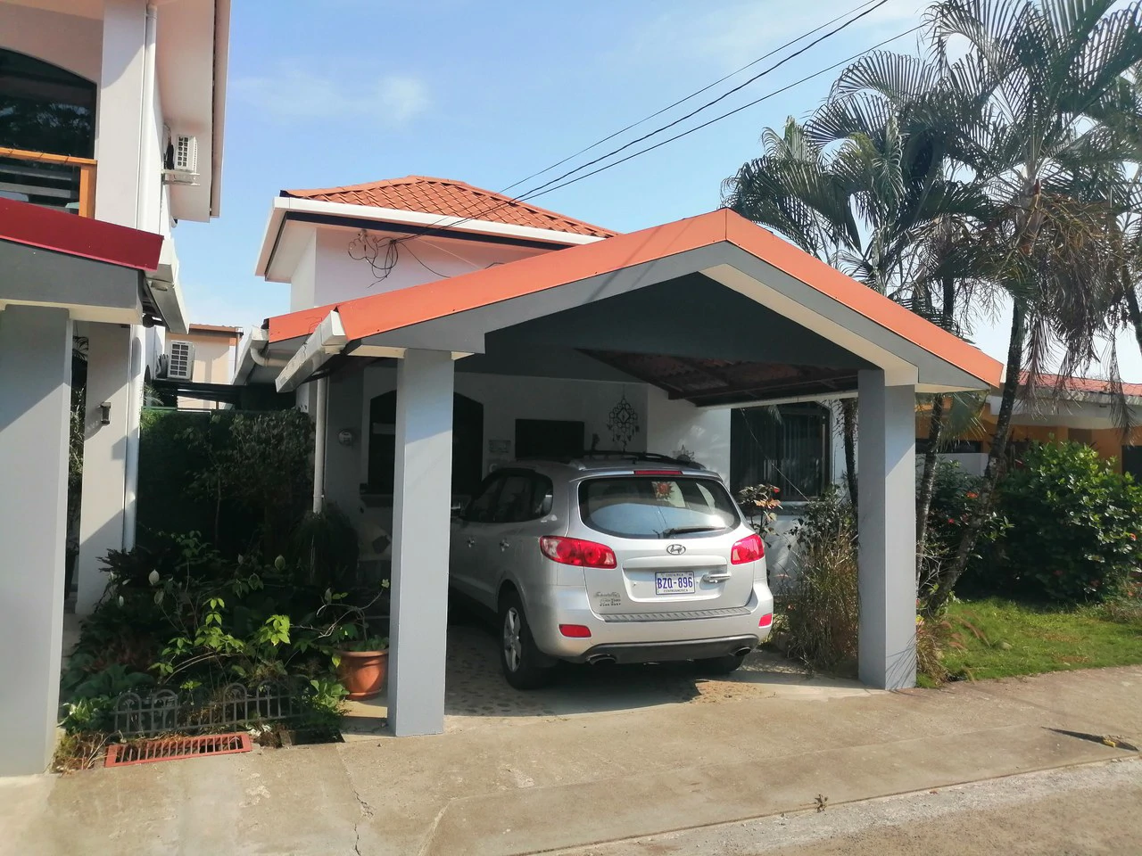 Wonderful and Updated Bungalow Close to the Beach!: Great location with access to a large community pool! - Gallery image 3
