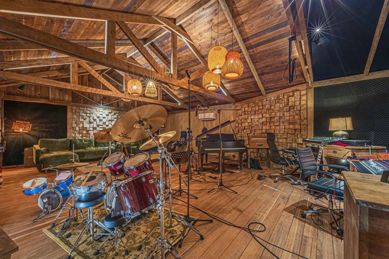 2.56 ACRES – 3 Bedroom Artistic Architectural Masterpiece, Recording Studio, Ocean View, Pool, 1 Bedroom Guest House!!! - Gallery image 34