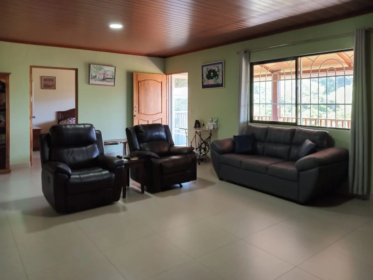 FULLY LANDSCAPED PROPERTY- OCEAN VIEW - Gallery image 8