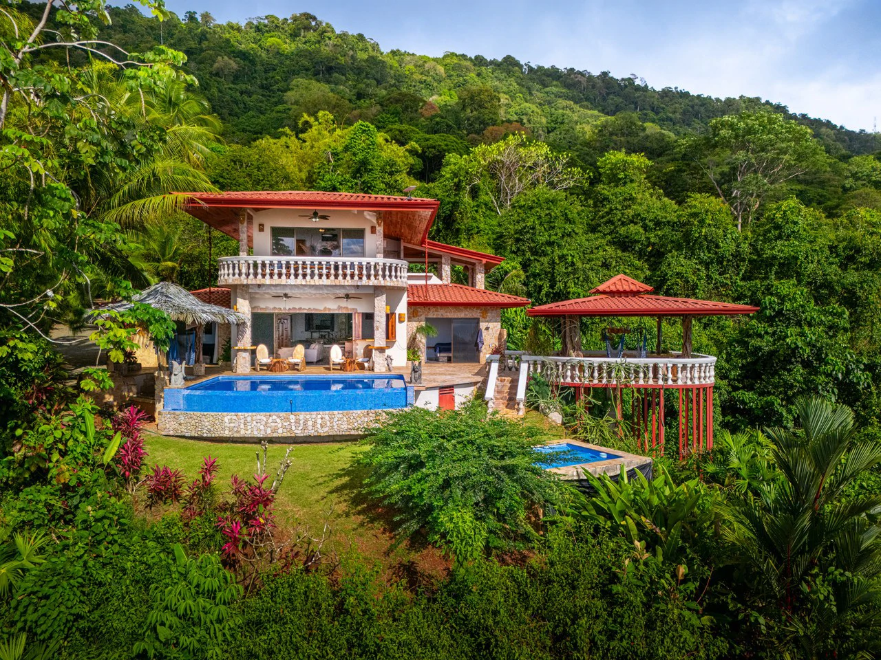 Mountain House For Sale in Escaleras