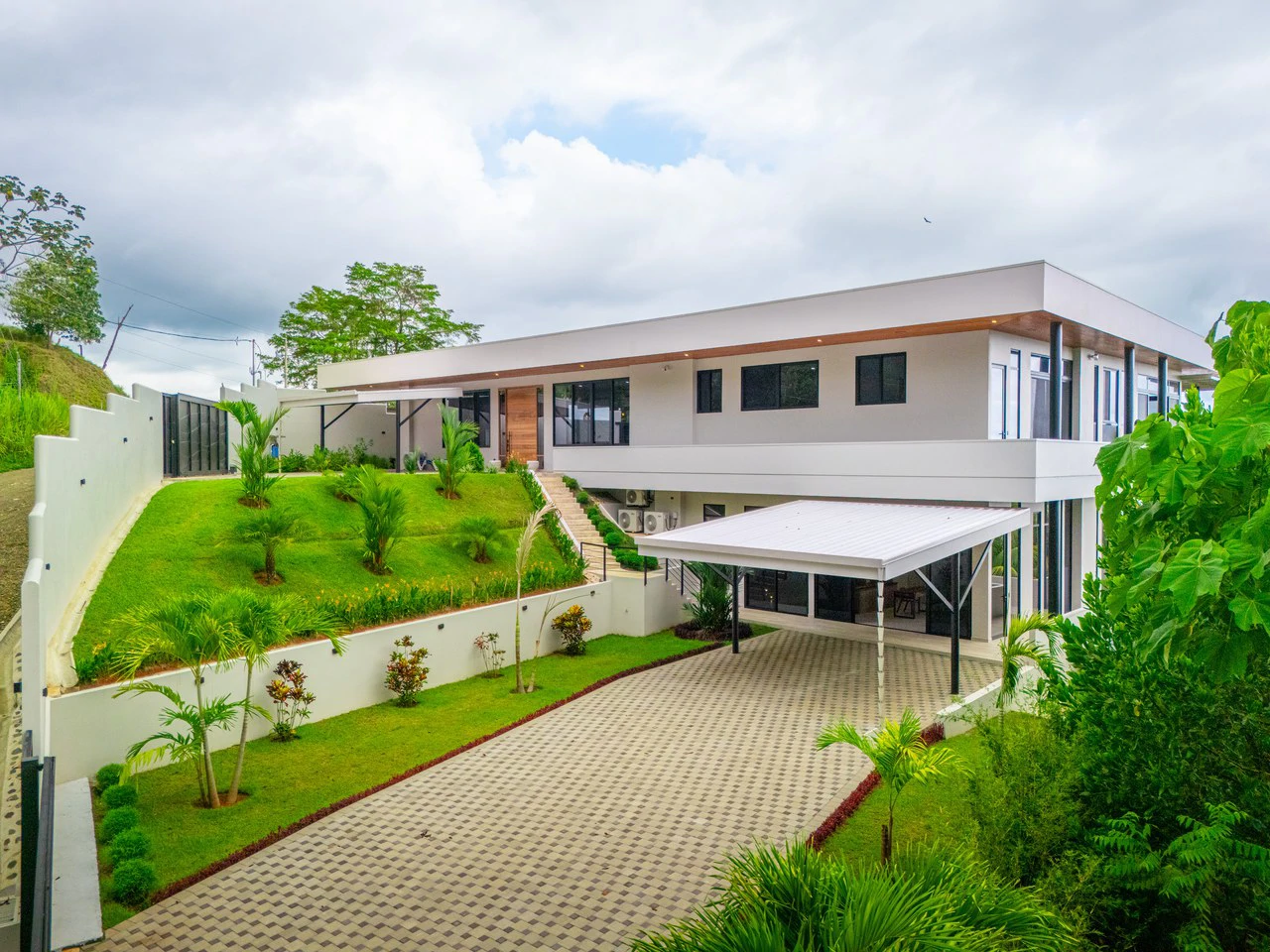 Lion's Gate Sunset Estate - Gallery image 10