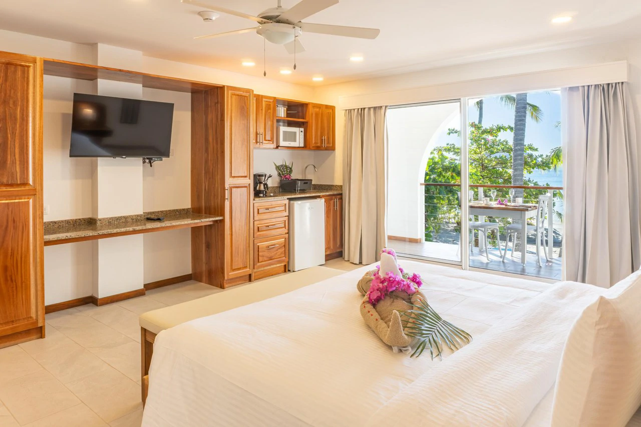 Beachfront Luxury Mixed Use Multi-Unit Residence - photo 9