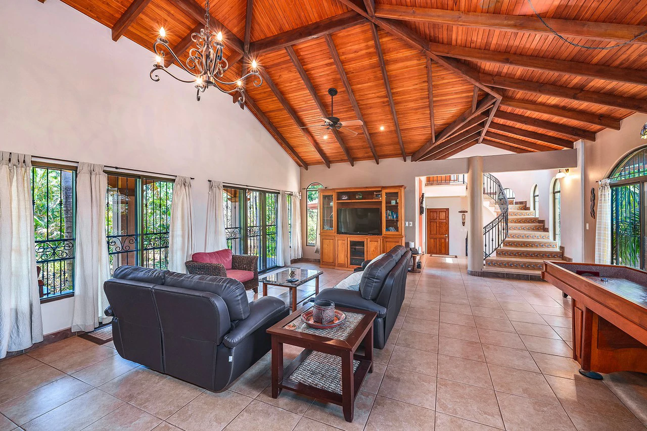 Casa Palacio: Elegant and Palatial 3BR in Gated Community - Gallery image 21