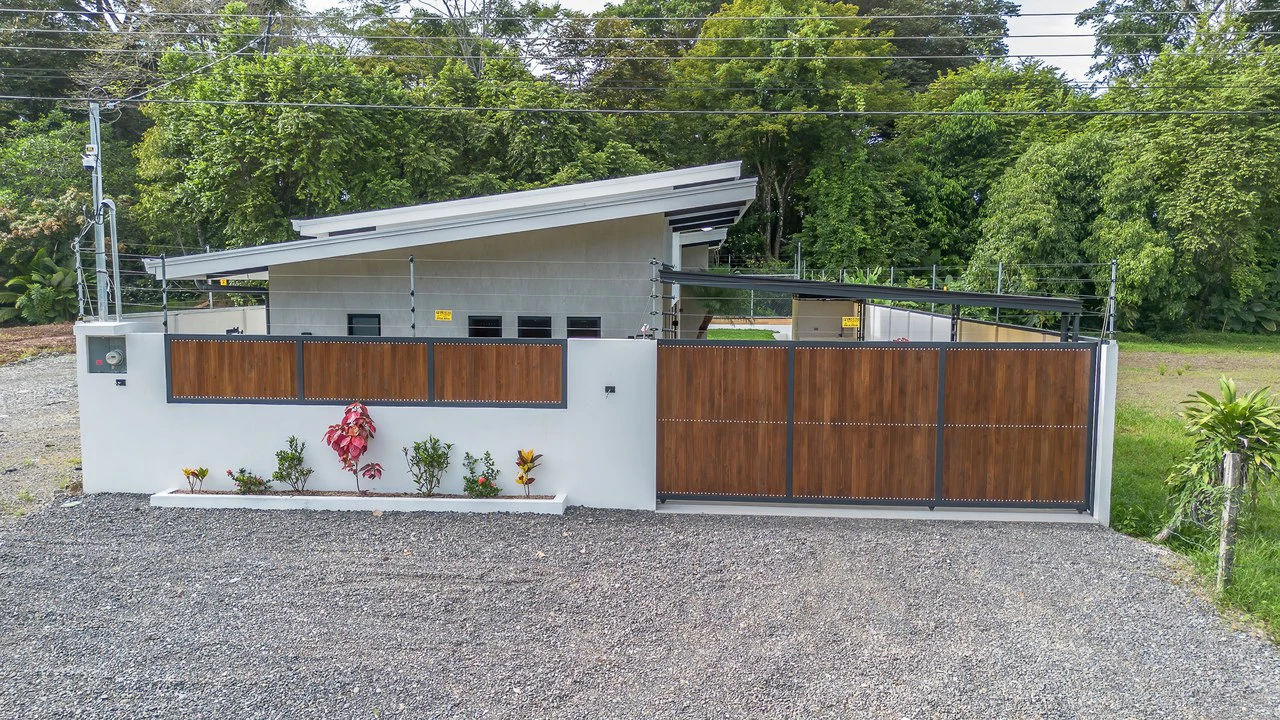 Brand New 3 bed, 2 Bath Home with creek and Jungle views. - Gallery image 32