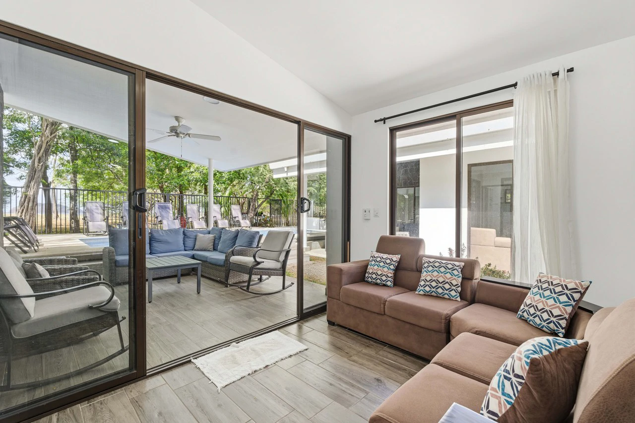 Three Mermaids: Beachfront 10-Bedroom Pod-Style Residence with Pool in Playa Flamingo - Gallery image 3