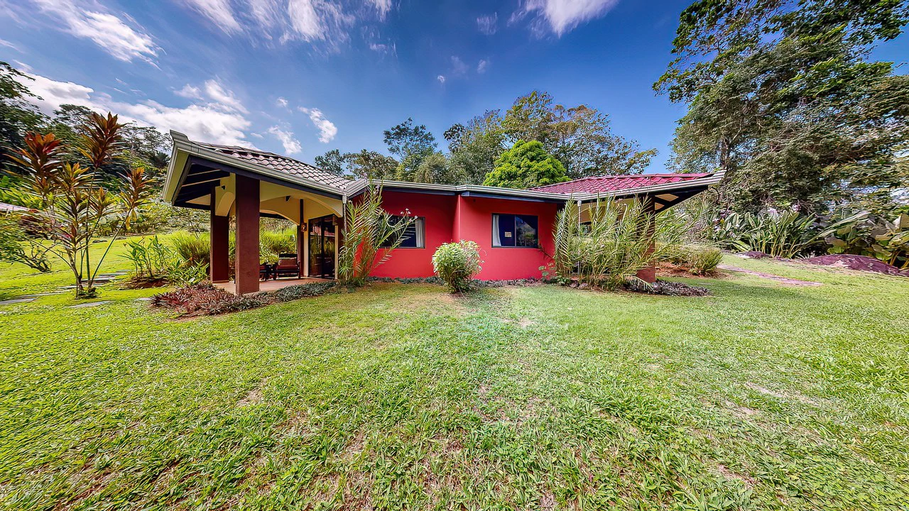 A TRANQUIL HAVEN: PRIME INVESTMENT OPPORTUNITY IN UVITA'S LUSH RIVER ENCLAVE: Mountain Hotel/Resort/Hostel For Sale in Uvita - Gallery image 25