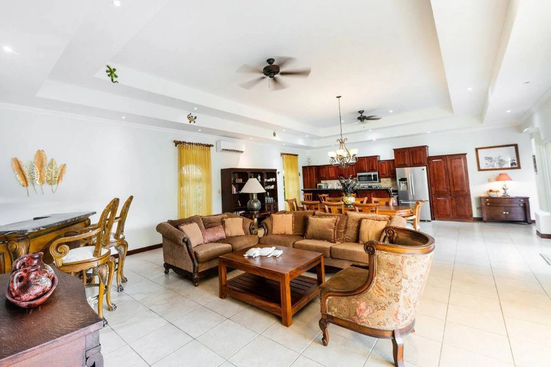 Amazing Casa Grande: Enormous Home with Pool near the Beach in a highly sought after Community! - Gallery image 8