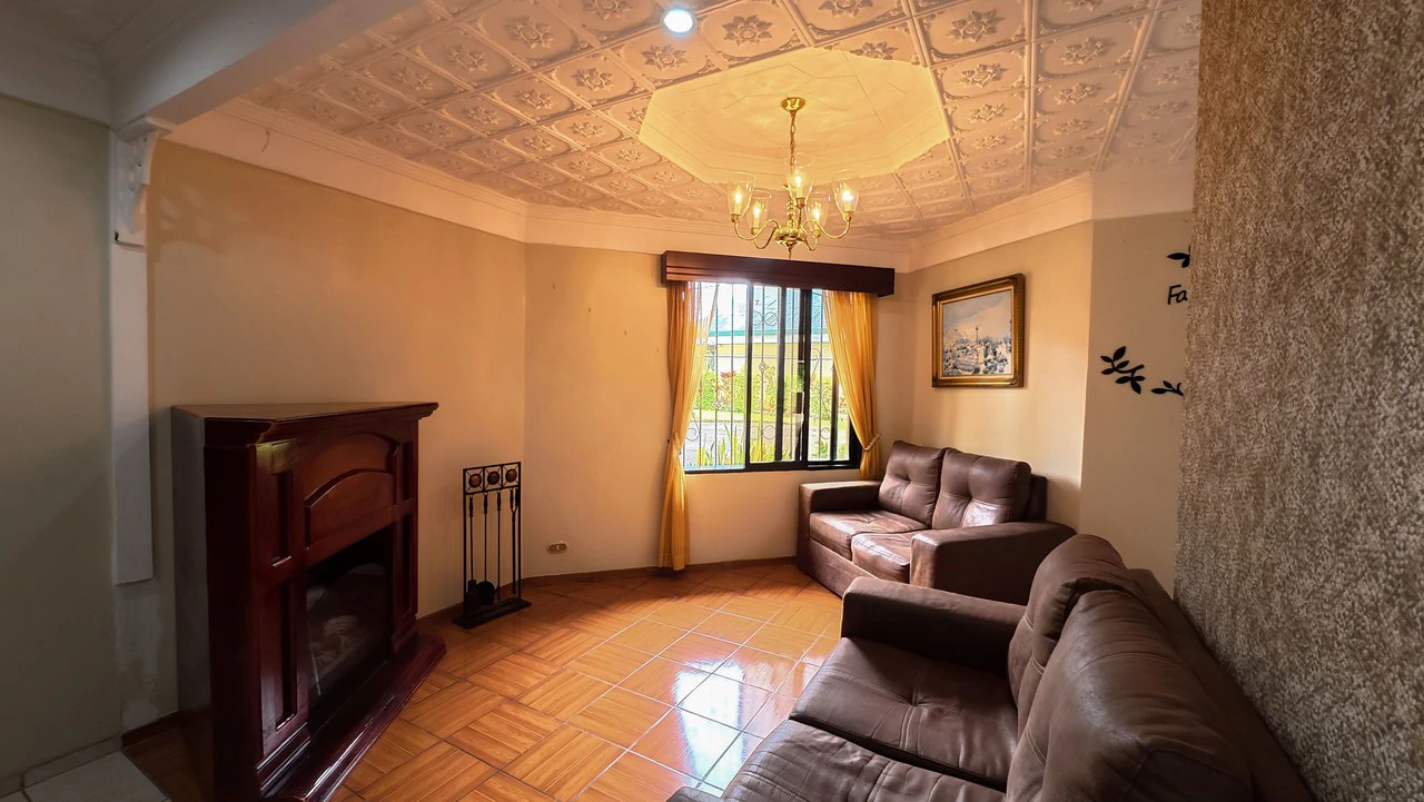 HOUSE FOR SALE, LOCATED IN THE CENTER OF PEREZ ZELEDON: Elegant and spacious turnkey house for sale in the center of Perez Zeledon - Gallery image 25