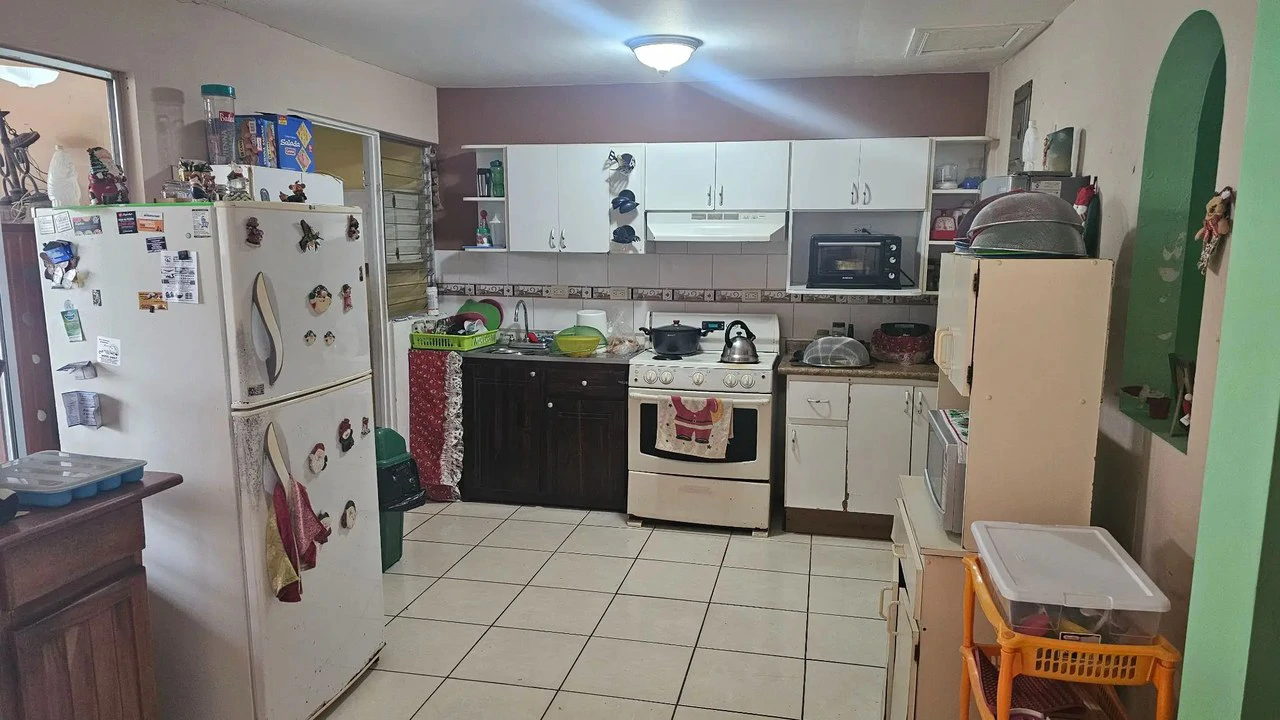 Spacious 6-Bedroom Family Home in Residencial Saint Clare, Moravia - Gallery image 5