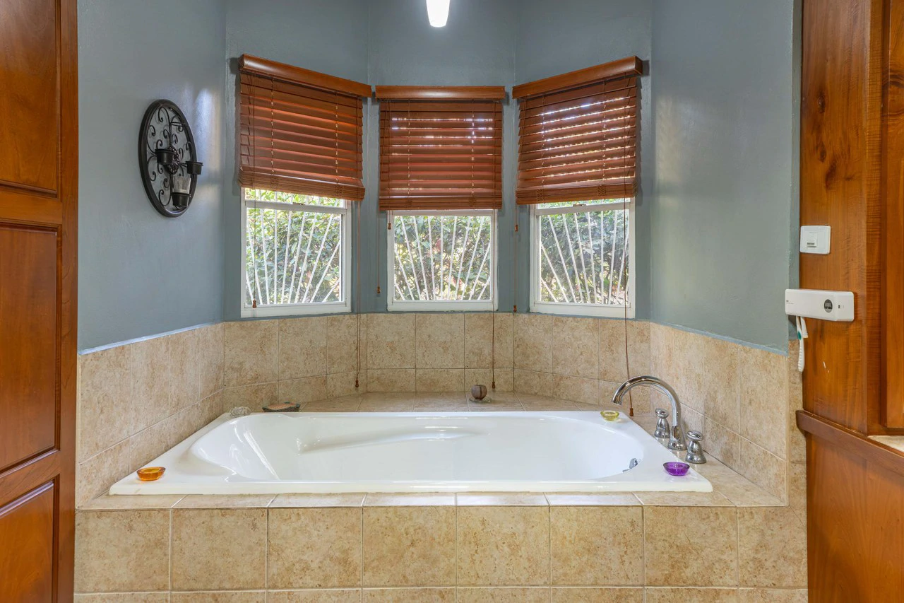 Casa Sereno: A Spacious Retreat Just Minutes From Town - photo 7