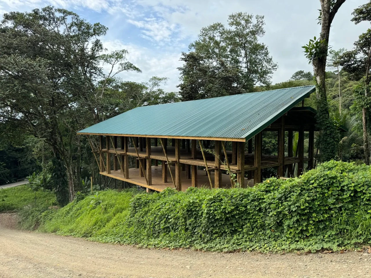 0.69 ACRES – Bamboo And Wooden Commercial Building On The Paved Coastal Highway Between Uvita And Ojochal!!!: Near the Coast, Riverfront, Mountain and Countryside Mixed Use Building For Sale in Uvita - Gallery image 3