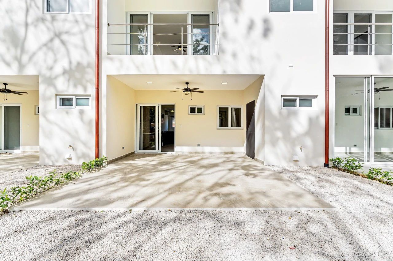 Jacarandas #22: Modern Townhome with Amenities Just Minutes from the Beach - Gallery image 2