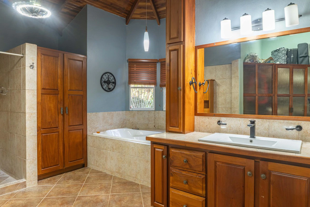 Casa Sereno: A Spacious Retreat Just Minutes From Town - photo 6