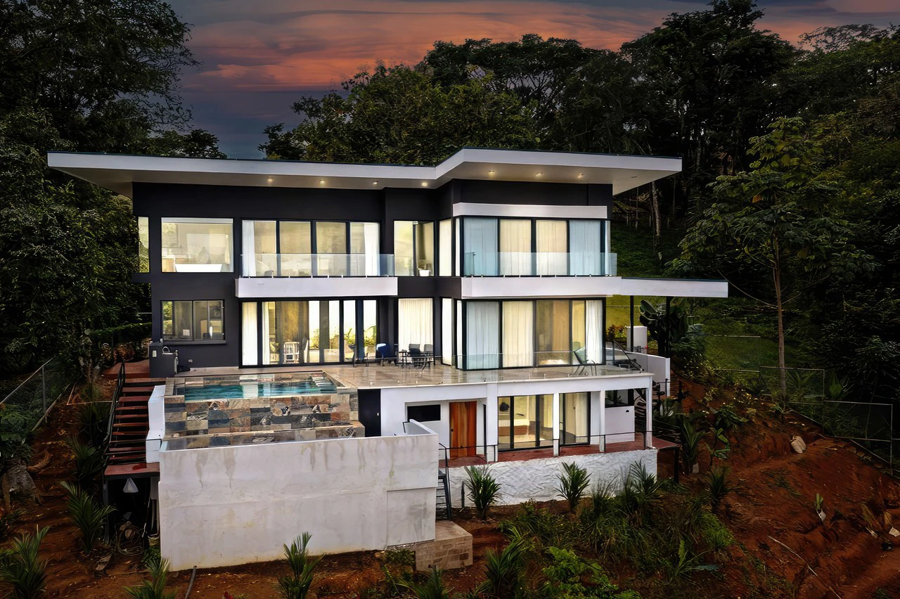 LUXURY PROPERTY WITH STUNNING OCEAN VIEWS IN UVITA, COSTA RICA. A GREAT INVESTMENT!: Mountain House For Sale in Uvita