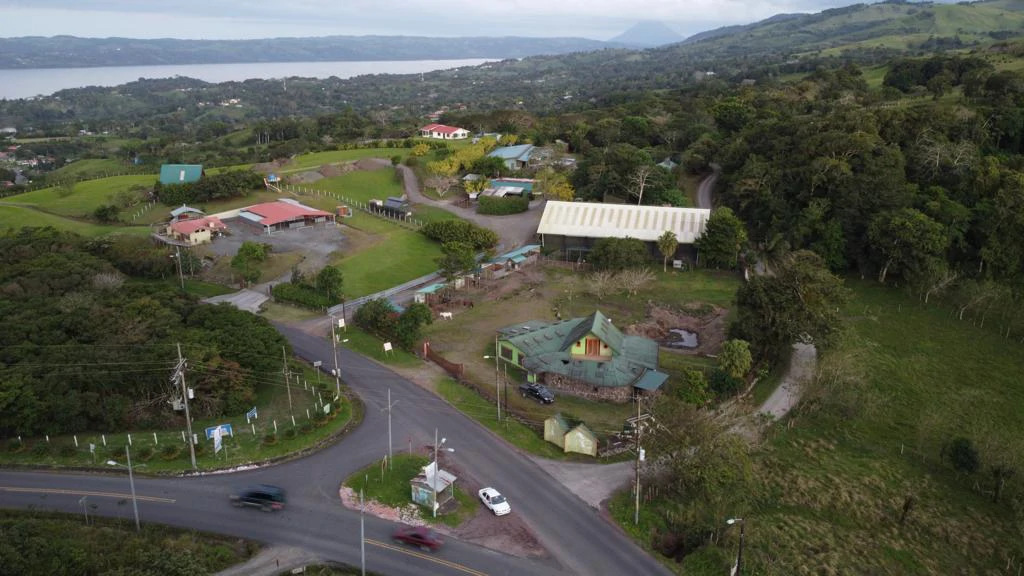 Five Corners Business Hub: Prime location on the main road surrounding Lake Arenal.. Commercial Potential ! - Gallery image 8