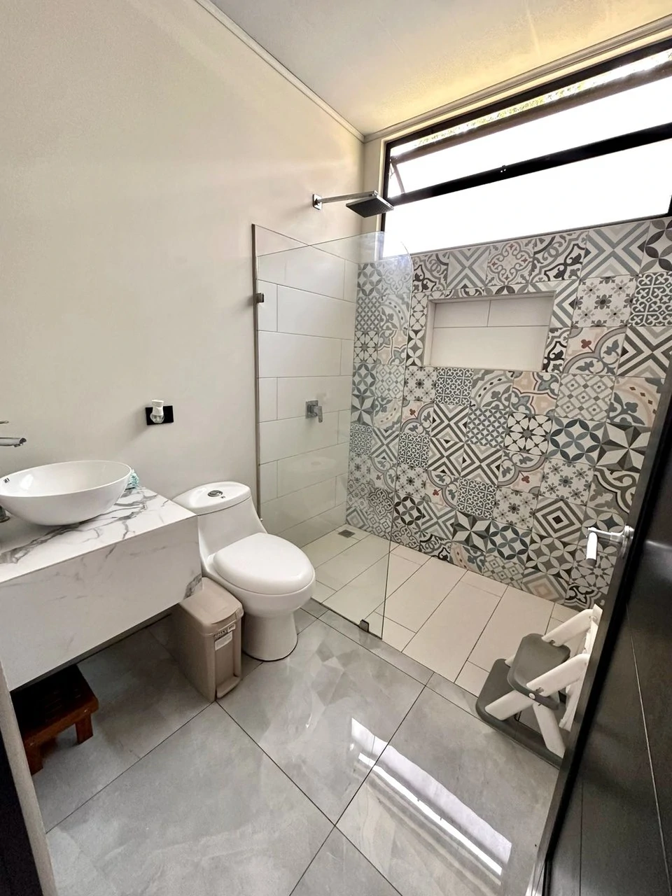 Casa 40 Grecia: Modern 4-BR Country Estate in Grecia | 4-Car Covered Garage, Solar Hot Water, First-Floor Bedroom & River Trails - Gallery image 14