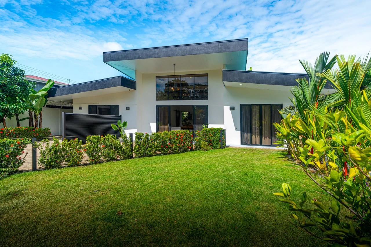 Modern 3 Bedroom Home - Walking distance to it all! - Gallery image 15