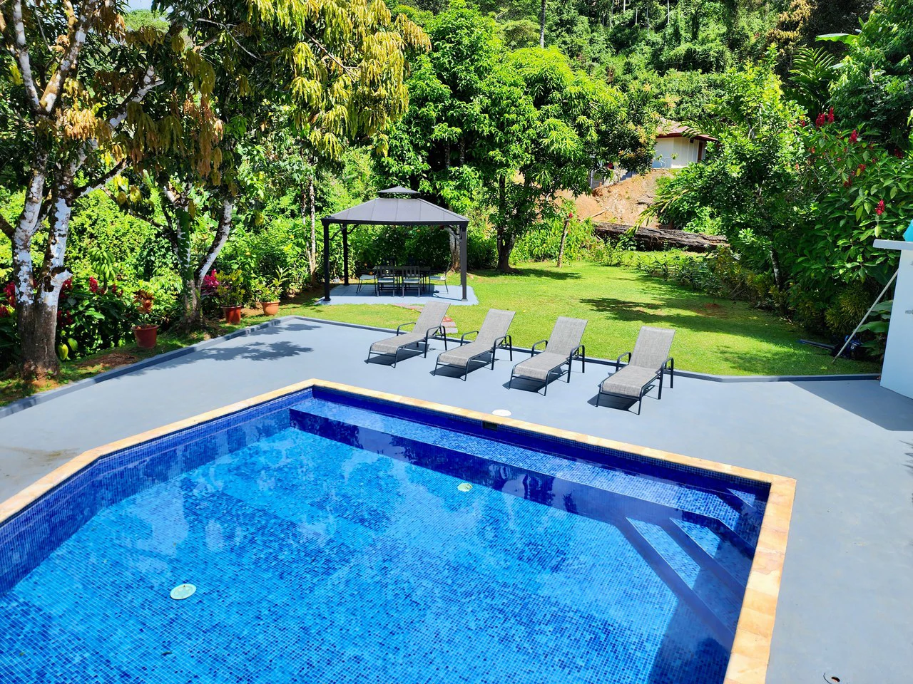 2.8 ACRES – 10 Income Producing Condos with a Pool and Spectacular Ocean and Mountain Views! Gated Community of Cascada Azul, 15min to Dominical Beach!!!: Near the Coast, Mountain and Countryside Apar - Gallery image 5