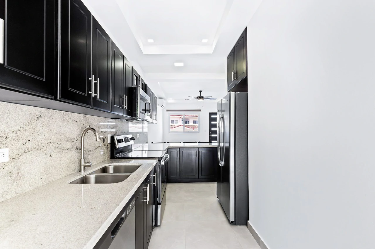 Jacarandas #22: Modern Townhome with Amenities Just Minutes from the Beach - Gallery image 4