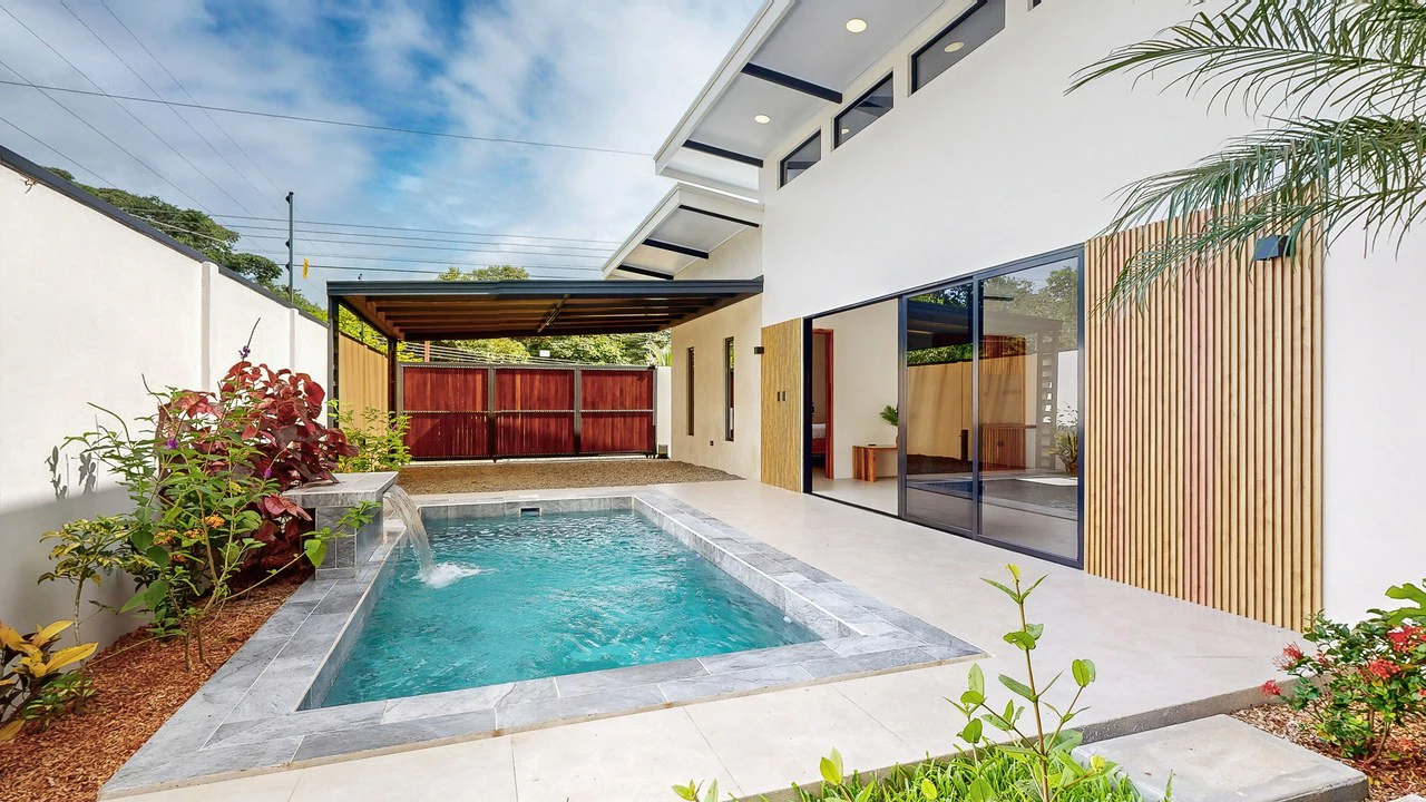 Brand New 3 bed, 2 Bath Home with creek and Jungle views. - Gallery image 3