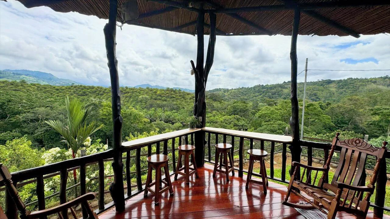 Charming Hardwood Cabin with Fruit Garden Near San Isidro - Gallery image 2