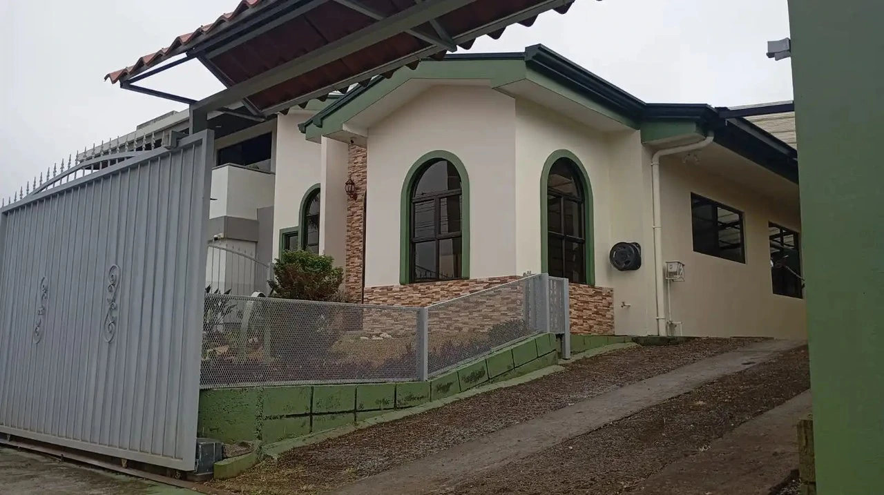 House For Sale in Alfaro