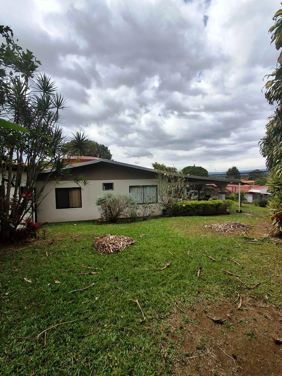 Casa Convenience: Grecia Garden Home on Large Lot + Rental Apartment! - Gallery image 15