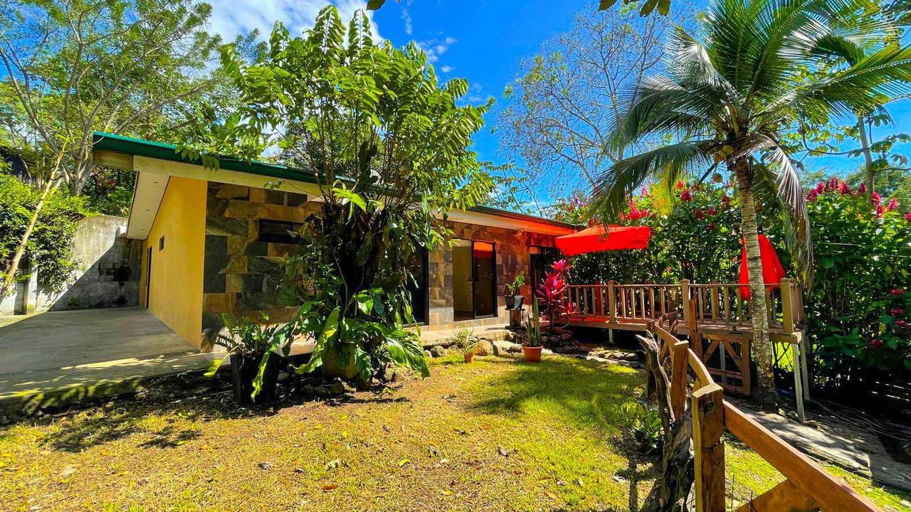 Home for sale in Atenas with Large Lot and Natural Surroundings