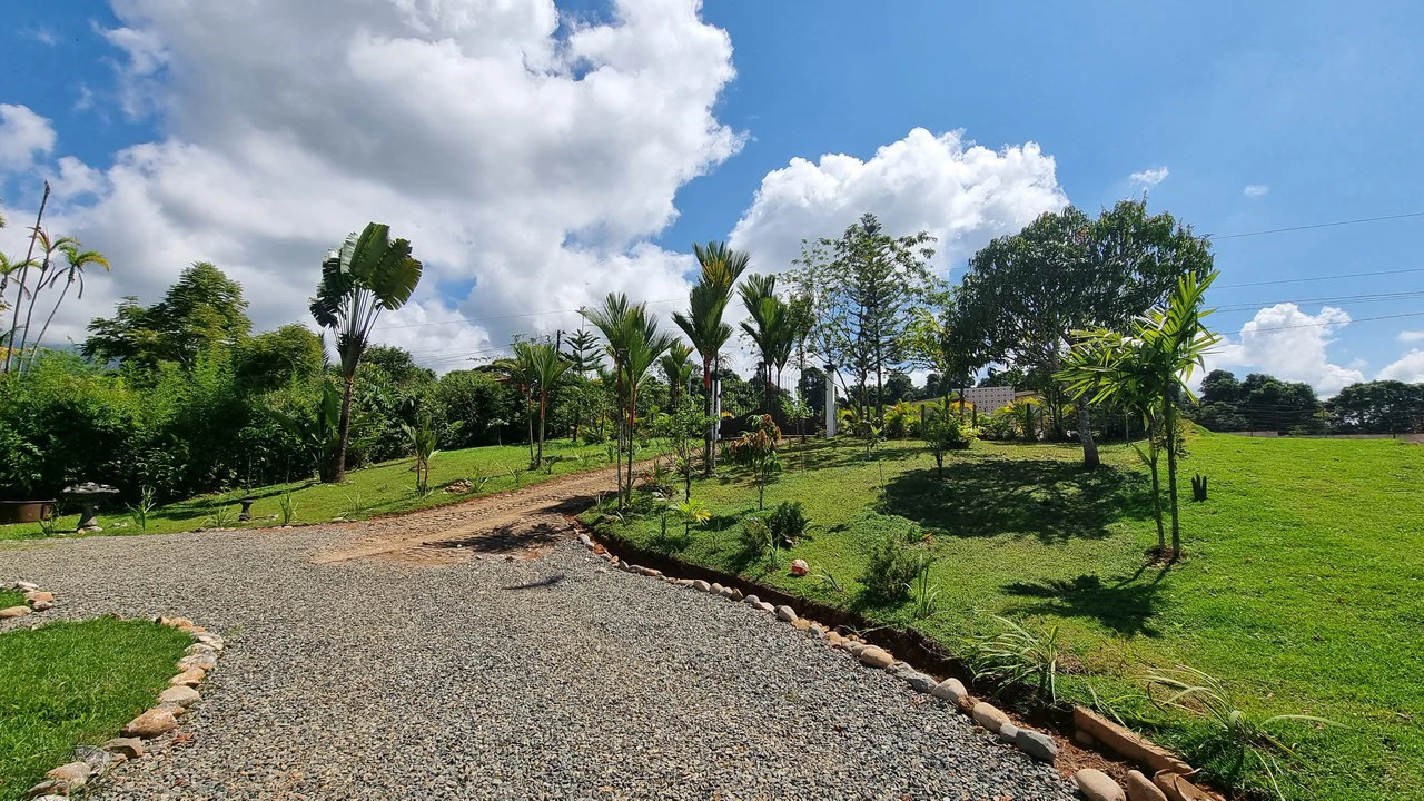 CASA SANTA ELENA: BEAUTIFUL HOUSE FOR SALE, WITH AMAZING VIEWS, 4 BDRM IN THE HEART OF SANTA ELENA - Gallery image 21
