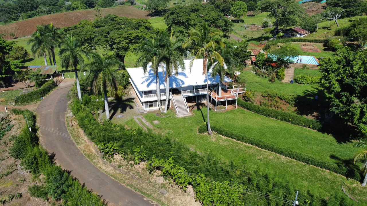 Historic Hilltop Sanctuary: ´Jurassic Park-like´ Development property!
