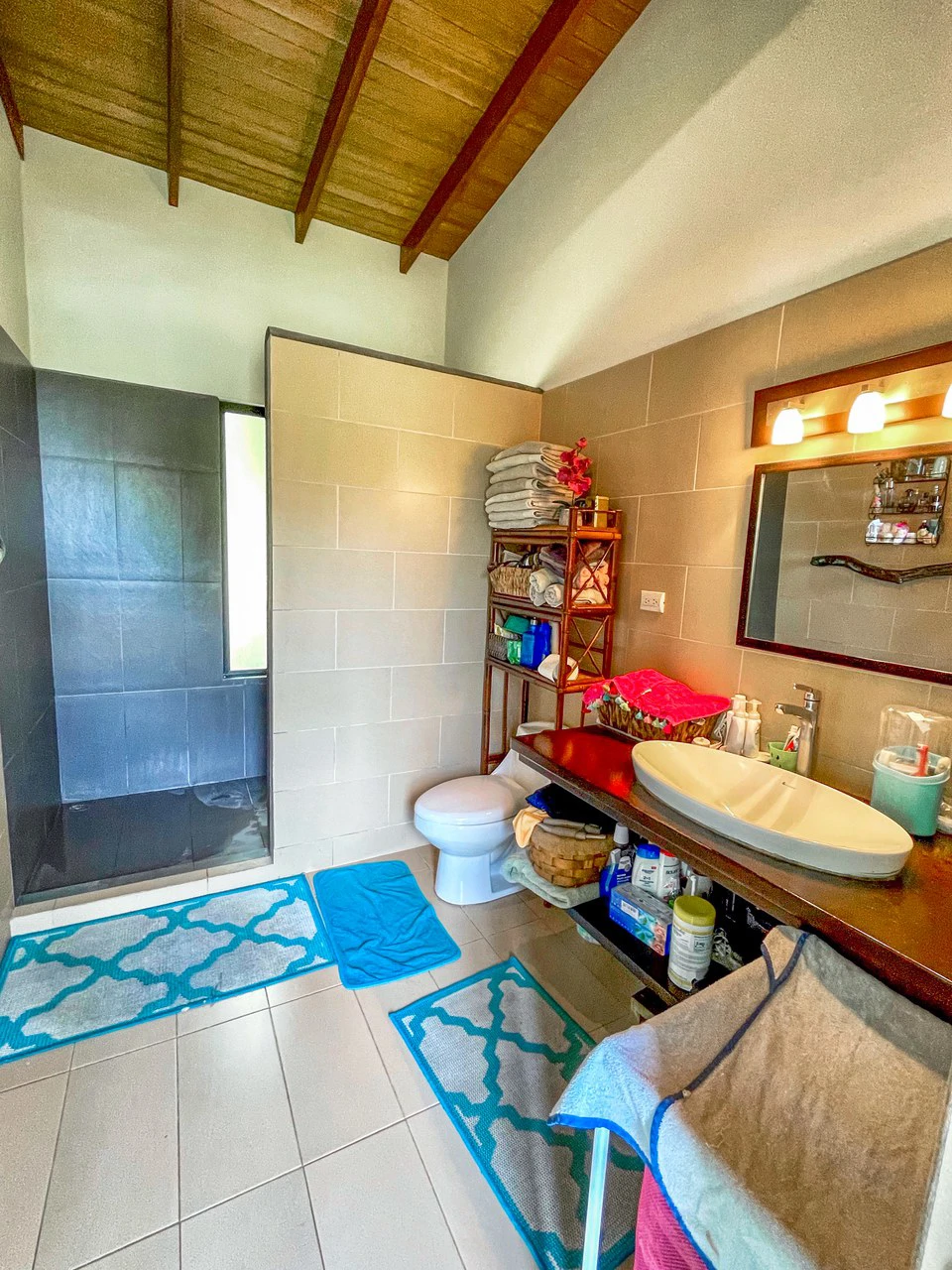 2.24 ACRES – 7 Bedrooms Ocean View Boutique Hotel With Two Pools, 5 Minutes to Uvita, Multiple Rental Options!! - Gallery image 39