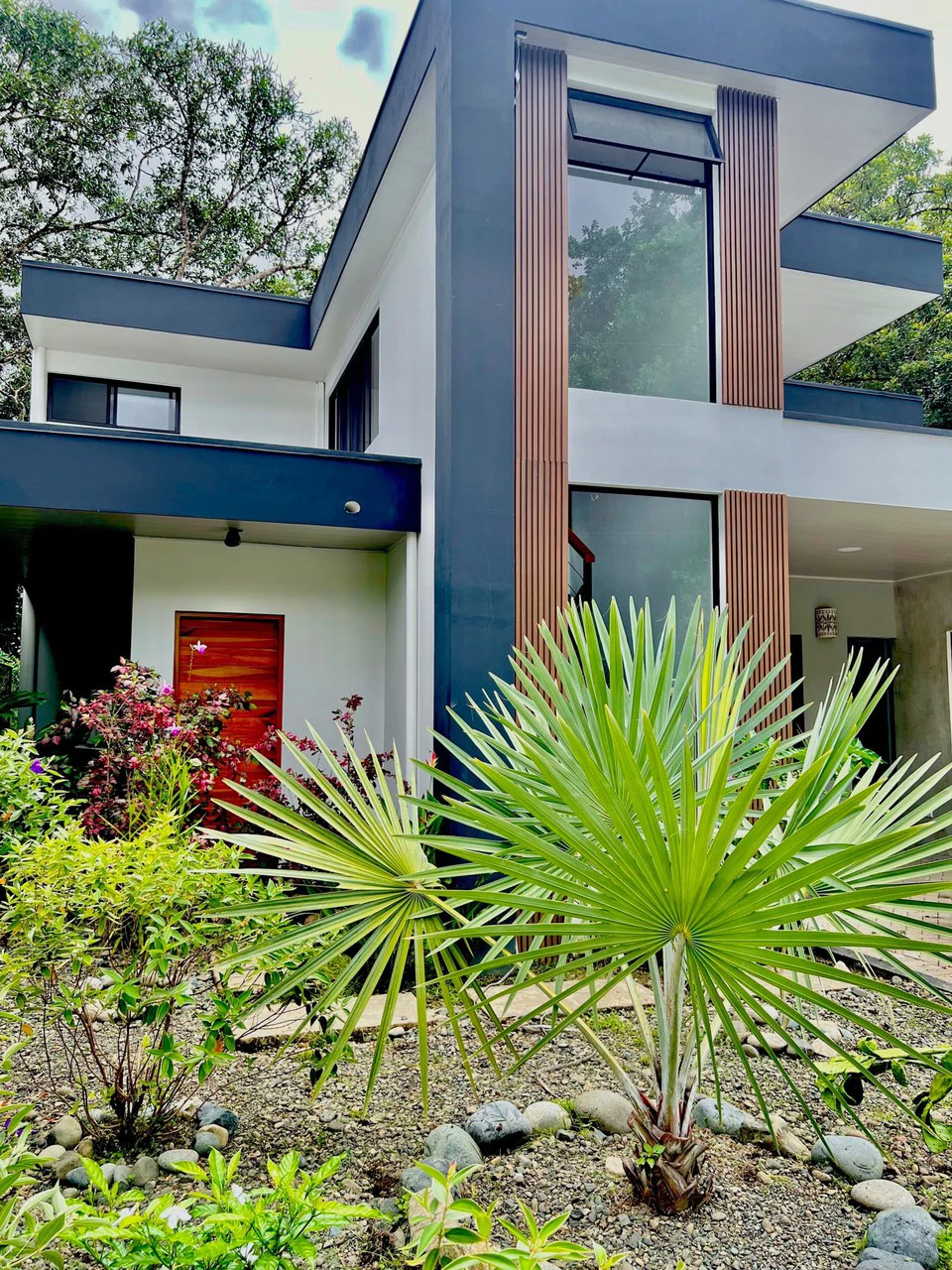 0.17 ACRES – 3 Bedrooms, Brand New Luxury Home in Uvita, Minutes From Beaches and Services, Wooded Lot, Year Round Stream, Private And Fully Furnished, Ready to Move!!! - Gallery image 30