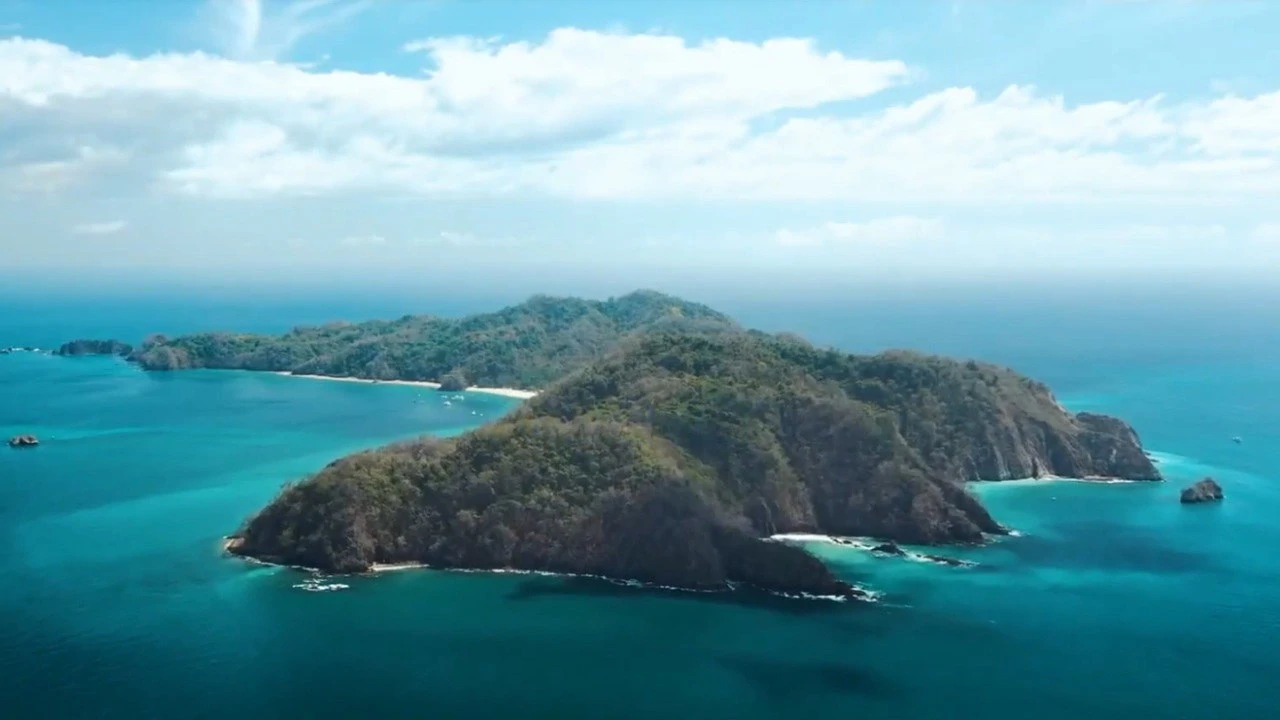 Colibri: Your Bespoke Dream Home with 3 Bedrooms, 3 Bathrooms, an Infinity Pool, and Breathtaking Ocean Views. Plus, a Separate 1 Bedroom, 1 Bathroom Guest House with a Kitchenette for Sale in Paquera - Gallery image 9