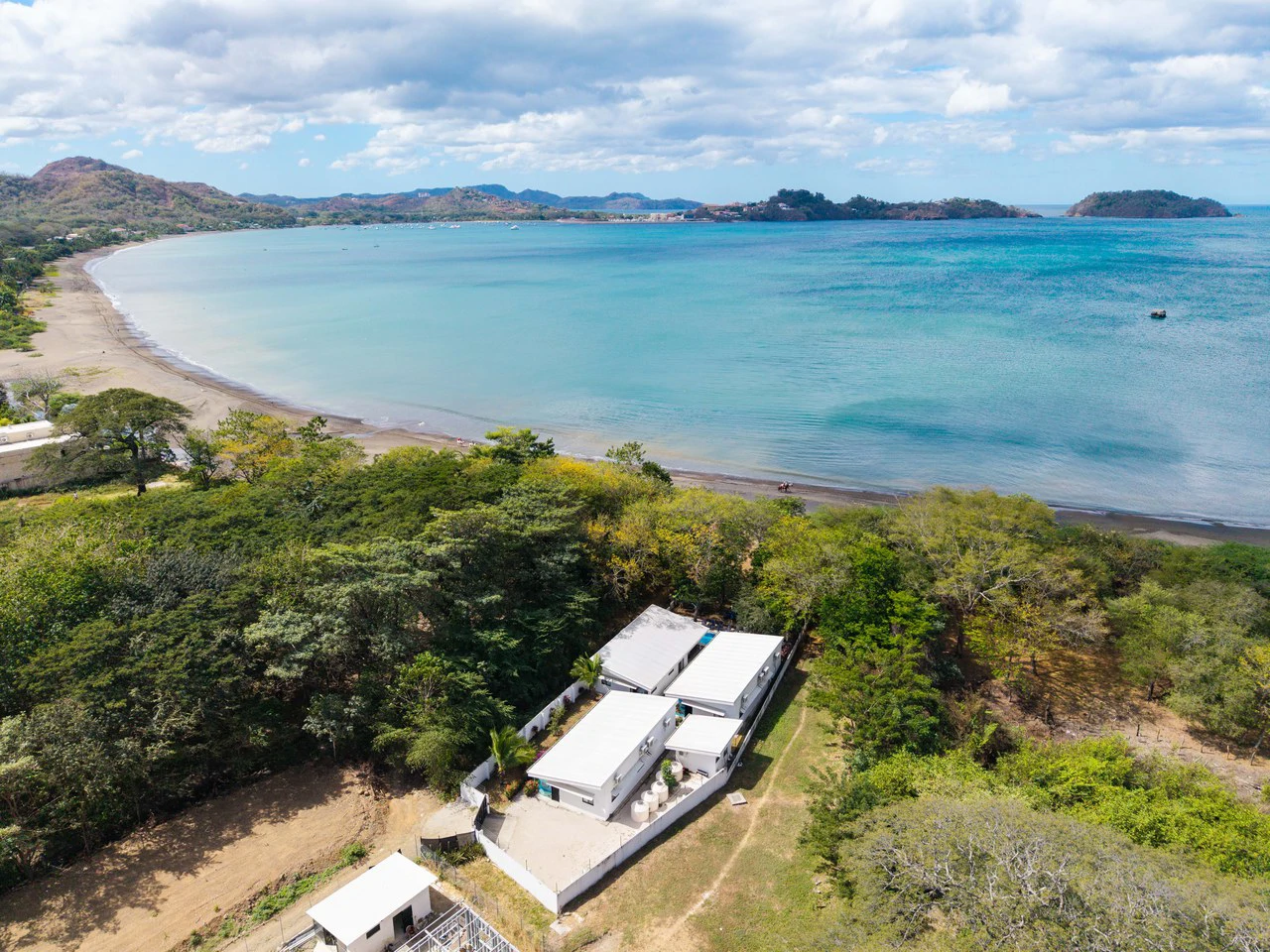 Three Mermaids: Beachfront 10-Bedroom Pod-Style Residence with Pool in Playa Flamingo - Gallery image 56