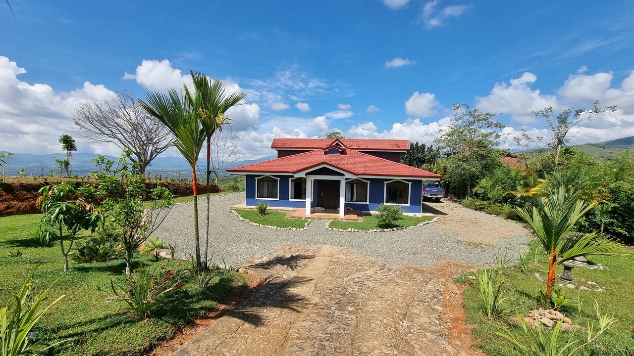 CASA SANTA ELENA: BEAUTIFUL HOUSE FOR SALE, WITH AMAZING VIEWS, 4 BDRM IN THE HEART OF SANTA ELENA - Gallery image 22