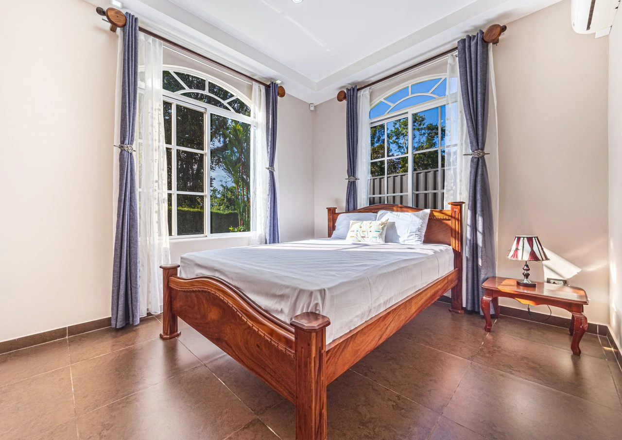 Exceptional 5-Bedroom Residence on Los Laureles Street – Prime Location & Versatile Layout - Gallery image 12
