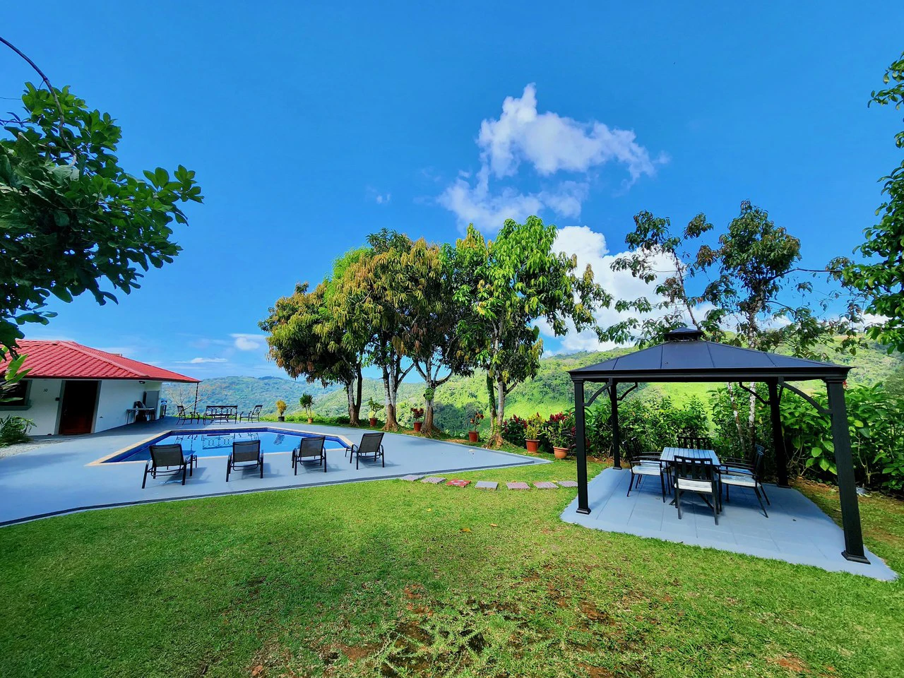 2.8 ACRES – 10 Income Producing Condos with a Pool and Spectacular Ocean and Mountain Views! Gated Community of Cascada Azul, 15min to Dominical Beach!!!: Near the Coast, Mountain and Countryside Apar - Gallery image 6