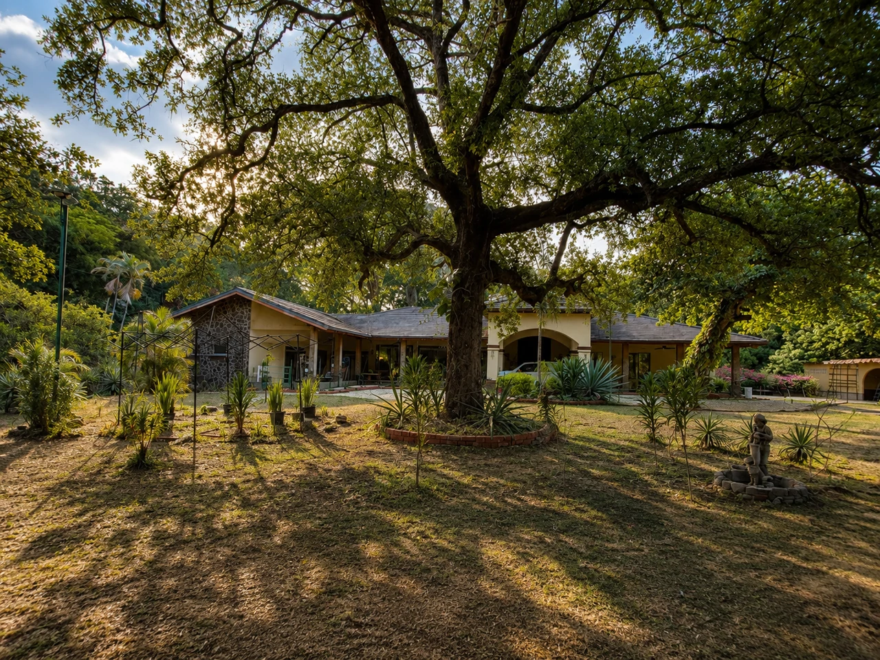 Liberia Luxury Nature Retreat: Exclusive Luxury Estate for Sale in Liberia Guanacaste with Natural Creek and Tourism Potential - Gallery image 3