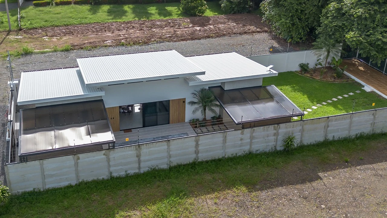 Brand New 3 bed, 2 Bath Home with creek and Jungle views. - Gallery image 31