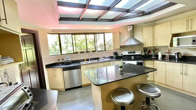 Casa Pinares: Rare 0.30-Acre Sprawling Garden Estate in Pinares, Curridabat | 1,241 m² Lot with Mature Trees, Protected Forest Views & 5,380 Sq. Ft. Build - photo 16