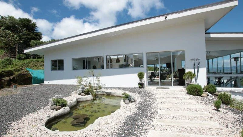 VOLCANO SUNRISE: Mountain top retreat overlooking Lake Arenal and 3 volcanoes - Gallery image 2
