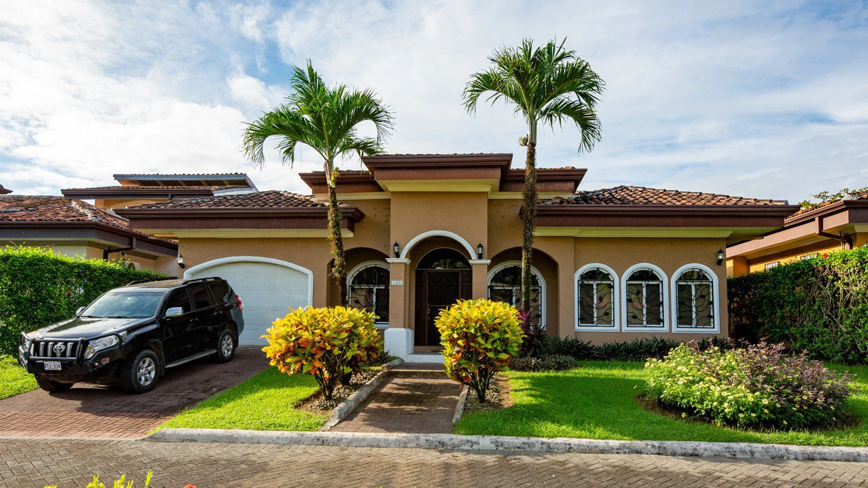 Fantastic Casa Paraiso Azul: In Demand Community in Bejuco, just 400 yards from the beach!