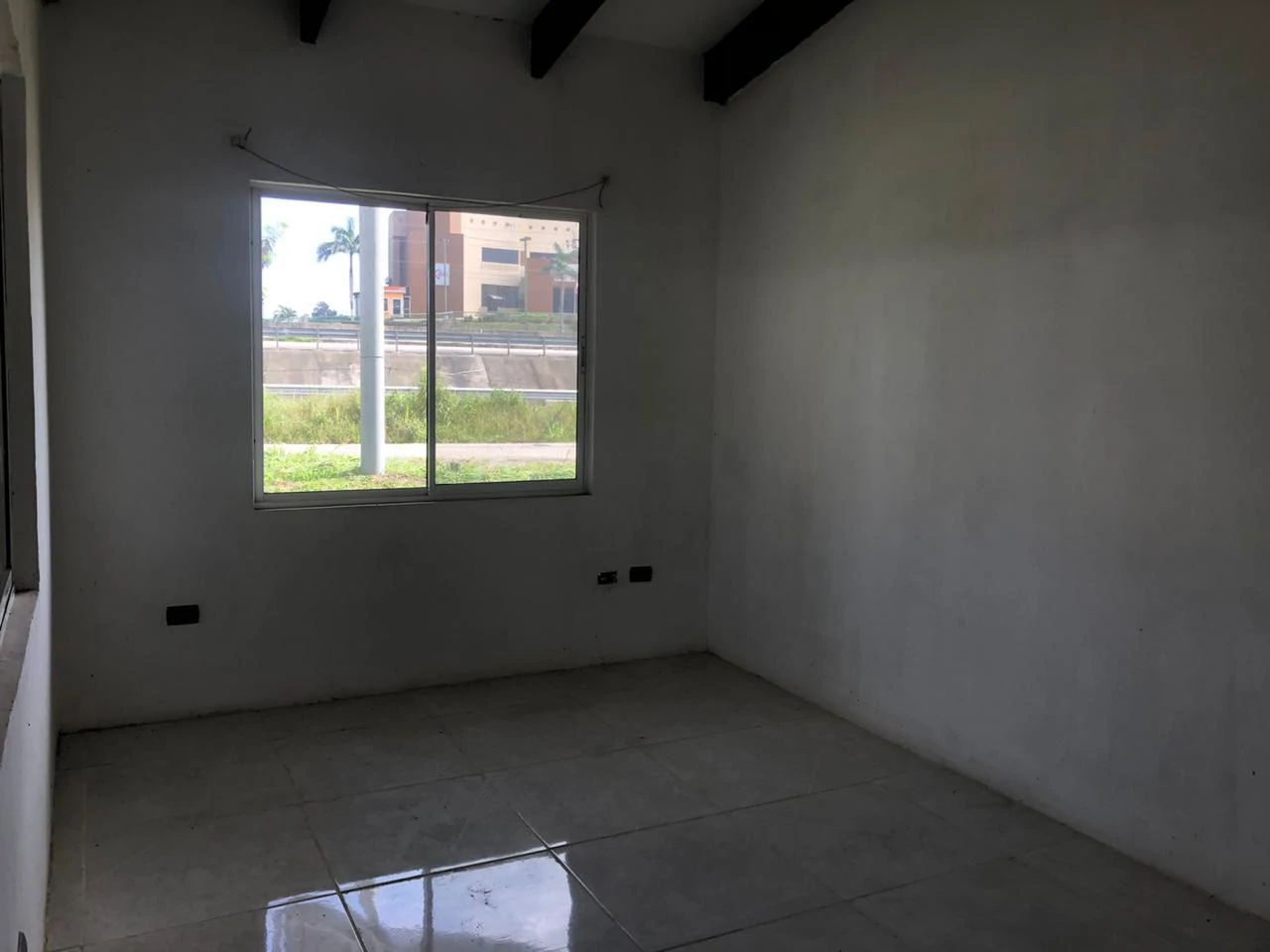 Large Commercial House, in front of Inter-American Highway and Mall in Liberia - Gallery image 10