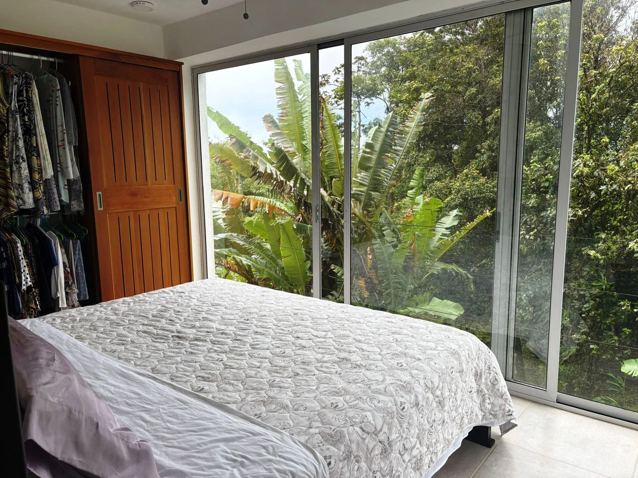 Lakeview Serenity Estate - Two Family Home: Stunning Lakeview Two-Family Home on 3,600 m² – Privacy, Nature & Income Potential - Gallery image 12