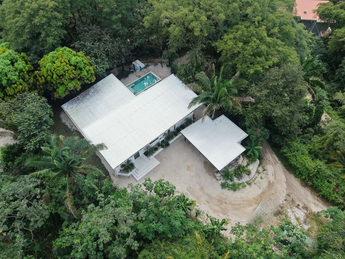 Casa Kapacha: Modern Family Oasis in Samara Woods – 4 Bedrooms, 3 Bathrooms and Swimming Pool, Just 6 Minutes from the Beach - Gallery image 9